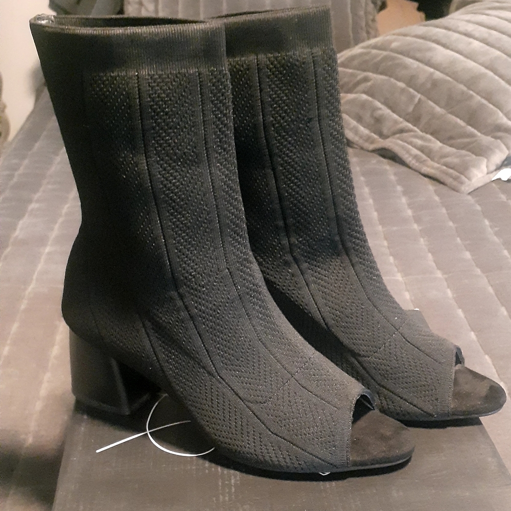 Sleek Black Heeled Boots with Peep-Toe Design
